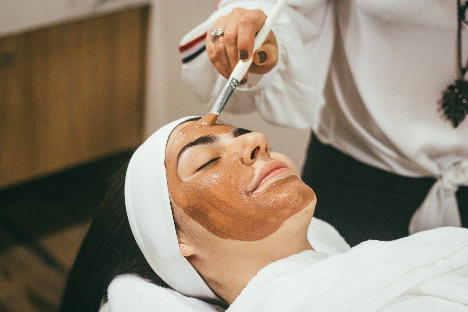 Gezichtsbehandeling in een schoonheidssalon